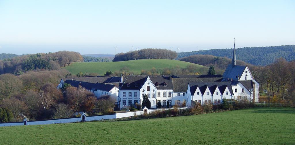 Hotel Restaurant Schmidter Bauernstube Nideggen Exterior foto